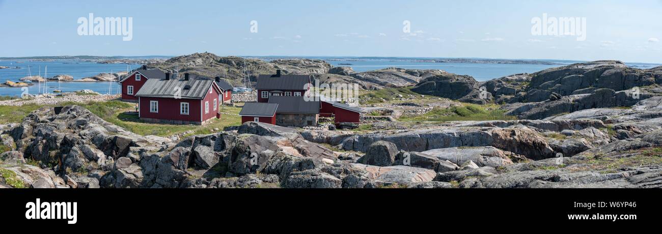 Ursholmen, Suède - Juillet 26, 2019 : Avis de la maisons rouges sur Ursholmen Île dans le Parc National de Kosterhavet suédois dans l'ouest de la Suède. Banque D'Images