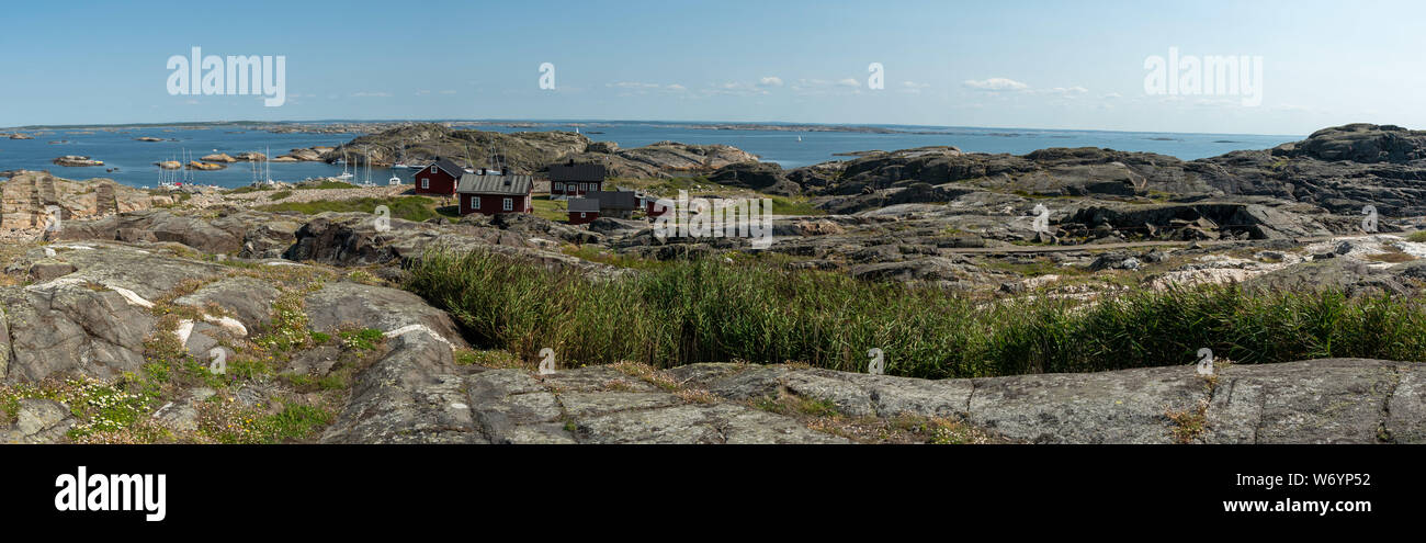 Ursholmen, Suède - Juillet 26, 2019 : Avis de la maisons rouges sur Ursholmen Île dans le Parc National de Kosterhavet suédois dans l'ouest de la Suède. Banque D'Images