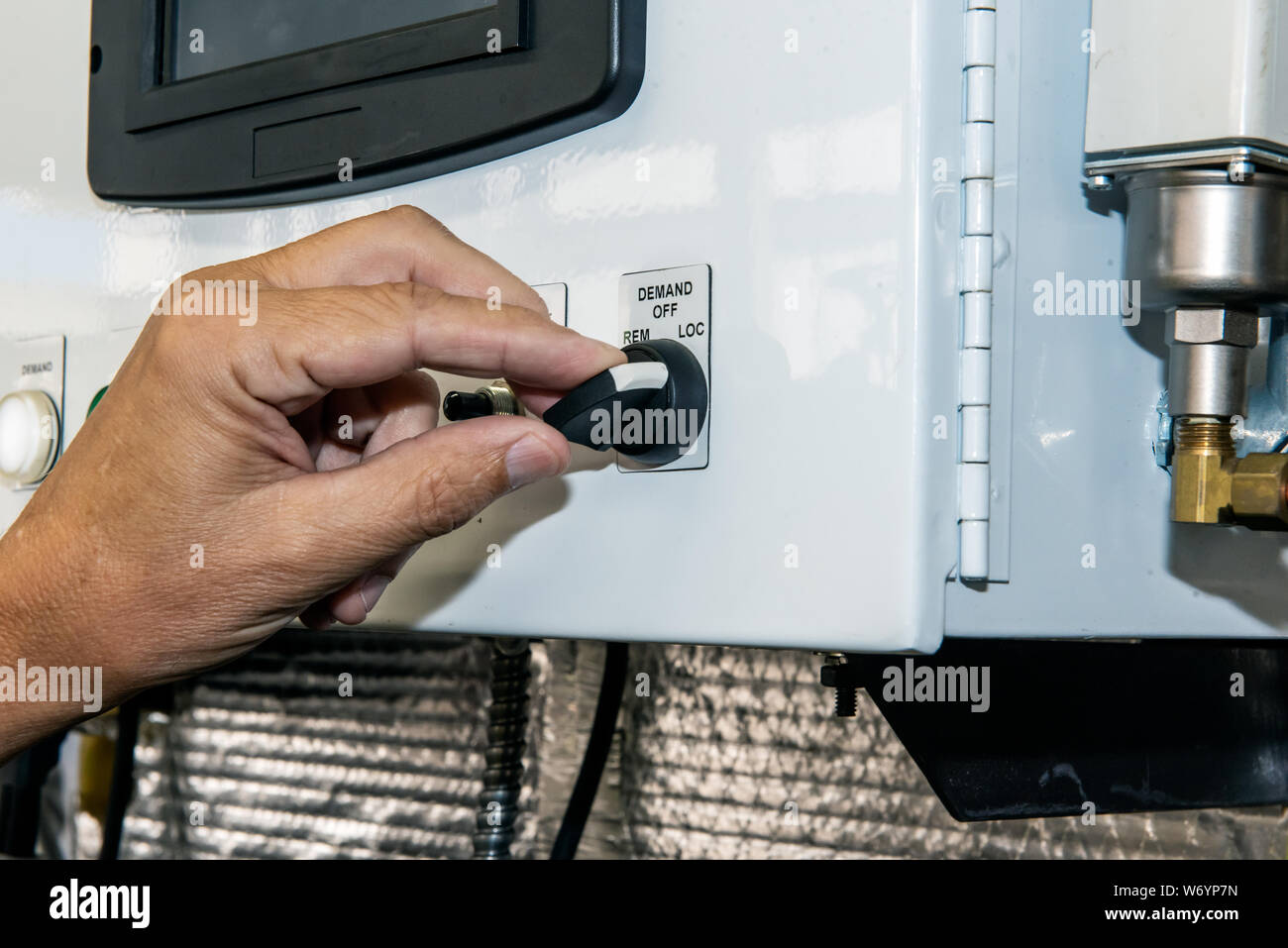 Les mains de l'opérateur sur le bouton à bascule de commande de machines de haute technologie. Banque D'Images