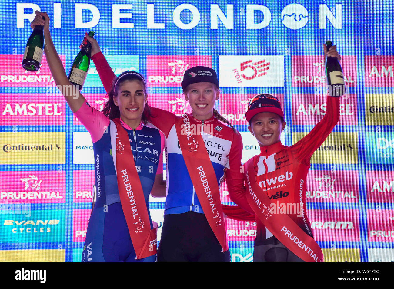 Londres, Royaume-Uni. 3 août 2019. Gagnant (C) Lorena Wiebes (Le Parkhotel Valkenburg), runner up (L) Elisa Balsamo (Valcar Cylance cyclisme) et troisième (R) Coryn Rivera (Équipe Sunweb). Des femmes motocyclistes participent à la Prudential RideLondon Classique avec départ et arrivée sur le Mall. 16 des meilleurs équipes professionnelles race 20 tours d'un circuit de 3.4km autour de St James's Park et Constitution Hill sur une distance de 68km. Crédit : Stephen Chung / Alamy Live News Banque D'Images