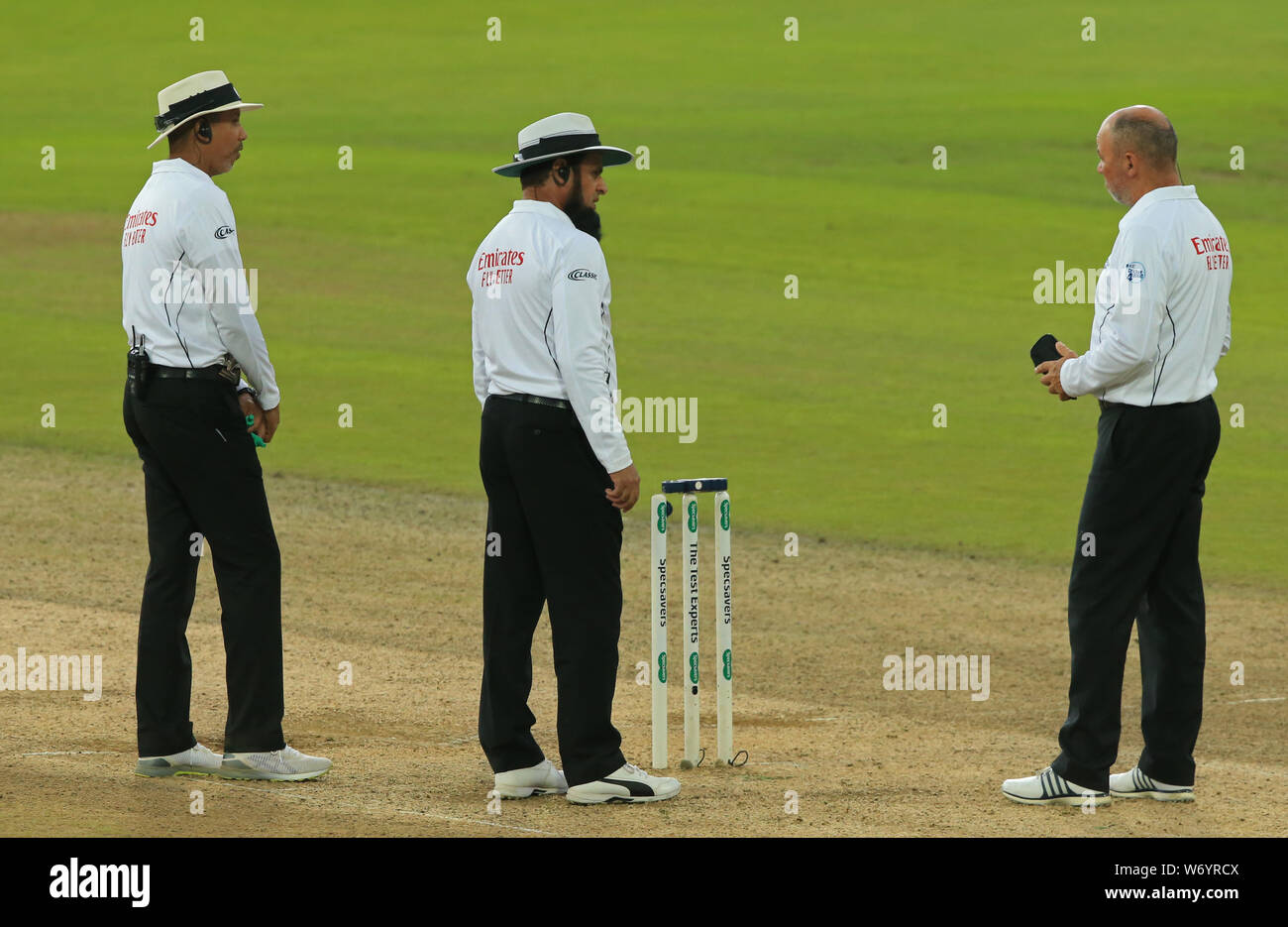 BIRMINGHAM, ANGLETERRE. 03 AOÛT 2019 : Les juges-arbitres Joel Wilson, Aleem Dar et troisième juge-arbitre Chris Gaffaney contrôler une mesure de lumière avant d'appeler les joueurs pour mauvaise lumière/ lors de la 3e journée de la 1ère Cendres Specsavers test match, au terrain de cricket d'Edgbaston, Birmingham, UK Crédit : Cal Sport Media/Alamy Live News Crédit : Cal Sport Media/Alamy Live News Banque D'Images