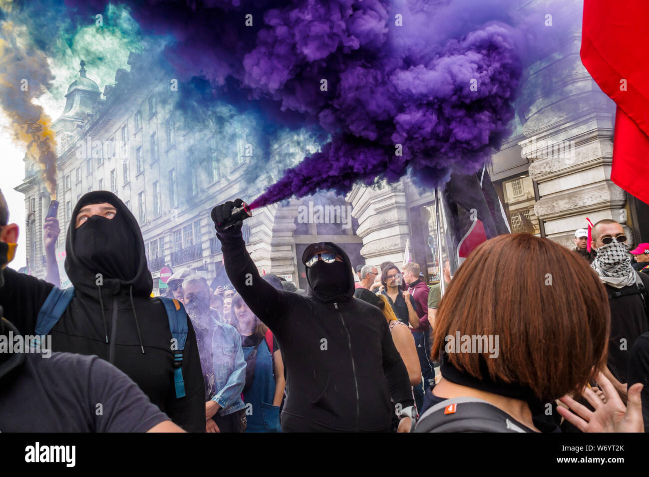 Londres, Royaume-Uni. 3 août 2019. Anti-Fascists avec fumigènes sur le mars à Londres pour arrêter le "raciste" manifestants marchant de Tommy. Ils disent Tommy Robinson, en prison pour outrage au tribunal délibérée, fait partie d'un mouvement d'extrême droite, la propagation de la violence dans le monde, préparant la haine contre les musulmans et les réfugiés. L'Anti-fasciste déclenché jusqu'Regent St et les anti-racistes rejoint derrière eux. La police a arrêté près d'Oxford Circus, mais ils sont passés par les petites rues pour se rapprocher de l'option "Tommy" avant d'être arrêté à nouveau. Peter Marshall Alamy Live News Banque D'Images
