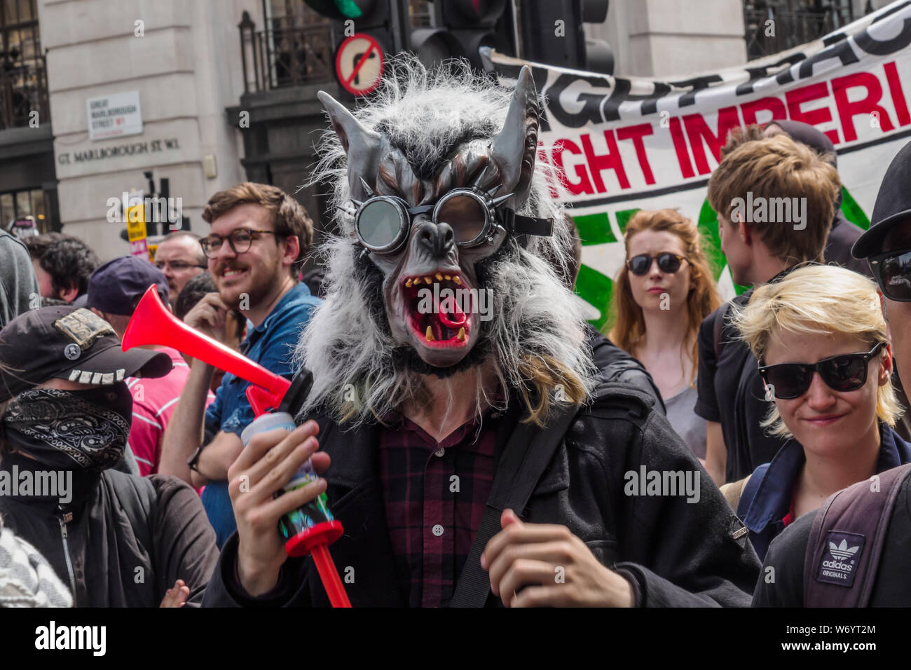 Londres, Royaume-Uni. 3 août 2019. Anti-racistes et Anti-Fascists mars à Londres pour arrêter le "raciste" manifestants marchant de Tommy. Ils disent Tommy Robinson, en prison pour outrage au tribunal délibérée, fait partie d'un mouvement d'extrême droite, la propagation de la violence dans le monde, préparant la haine contre les musulmans et les réfugiés. L'Anti-fasciste déclenché jusqu'Regent St et les anti-racistes rejoint derrière eux. La police a arrêté près d'Oxford Circus, mais ils sont passés par les petites rues pour se rapprocher de l'option "Tommy" avant d'être arrêté à nouveau. Peter Marshall Alamy Live News Banque D'Images