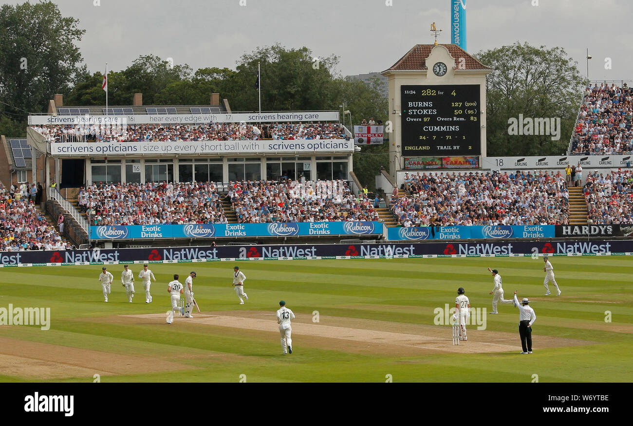 BIRMINGHAM, ANGLETERRE. 03 AOÛT 2019 : Pat de Cummins Australie célèbre en tenant le wicket de Ben Stokes de l'Angleterre durant le jour 3 du 1er test match Cendres Specsavers, au terrain de cricket d'Edgbaston, Birmingham, UK Banque D'Images