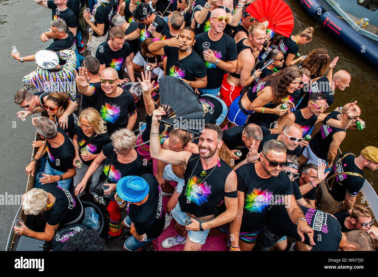 Un homme est vu regardant la caméra pendant la parade.Le Canal Parade est ce qu'Amsterdam Gay Pride est célèbre pour. C'est la couronne sur leurs deux semaines du festival durable que propose plus de 200 événements. Les bateaux commencent à la scheepvaart Museum à la partie est du centre-ville vers la rivière Amstel. Les flotteurs continuer à partir de là prendre le Prinsengracht vers la Westerdok. Le canal Parade commence autour de 12h30 et prend tout l'après-midi. Environ 80 bateaux de différentes organisations et les organisations à but non lucratif participent à l'événement. Banque D'Images