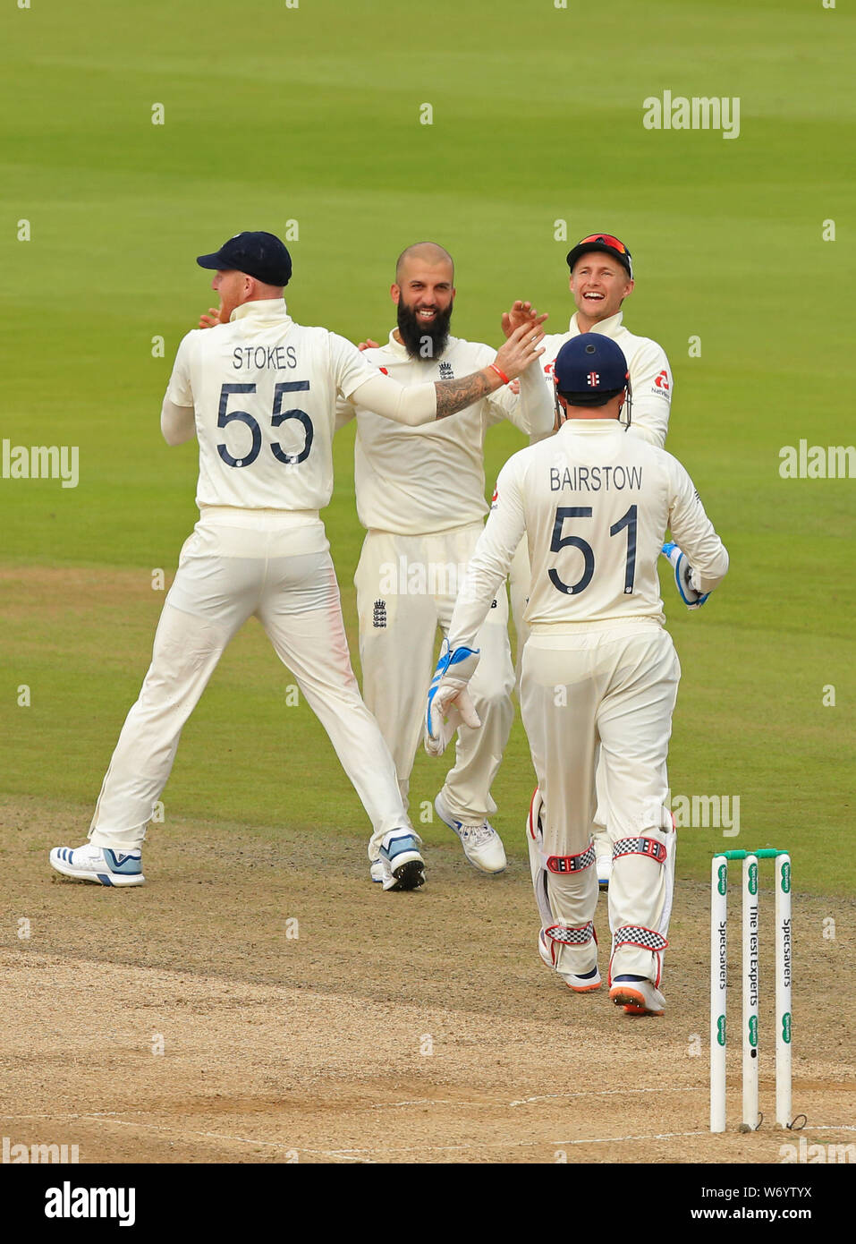 BIRMINGHAM, ANGLETERRE. 03 AOÛT 2019 : Moeen Ali de l'Angleterre célèbre en tenant le wicket de Cameron Bancroft de l'Australie au cours de la 3e journée de la 1ère Cendres Specsavers test match, au terrain de cricket d'Edgbaston, Birmingham, UK Banque D'Images