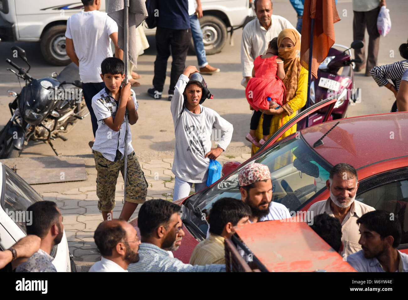 Regard sur les résidents du Cachemire pendant qu'ils attendent pour l'essence à une station essence à Srinagar.La peur et la confusion ont saisi les résidents de l'Inde Cachemire administré par les autorités après le jeudi a émis une ordonnance sans précédent, l'annulation d'un pèlerinage hindou et poser les touristes à quitter la région contestée et 25000 d'autres forces indiennes ont été envoyés à la région contestée. L'ordre conduit à la panique dans le Cachemire, qui est restée tendue depuis quelques jours après le Centre a ordonné le déploiement de troupes supplémentaires de 100 entreprises dans la vallée. Banque D'Images