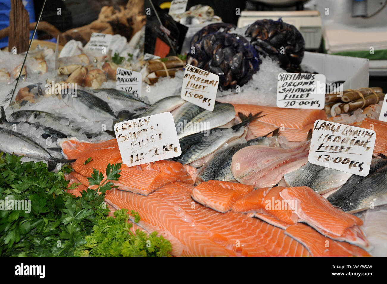 SEA QUEST: Le célèbre marché Borough du Royaume-Uni a une variété de poissons frais pour le choix. Banque D'Images