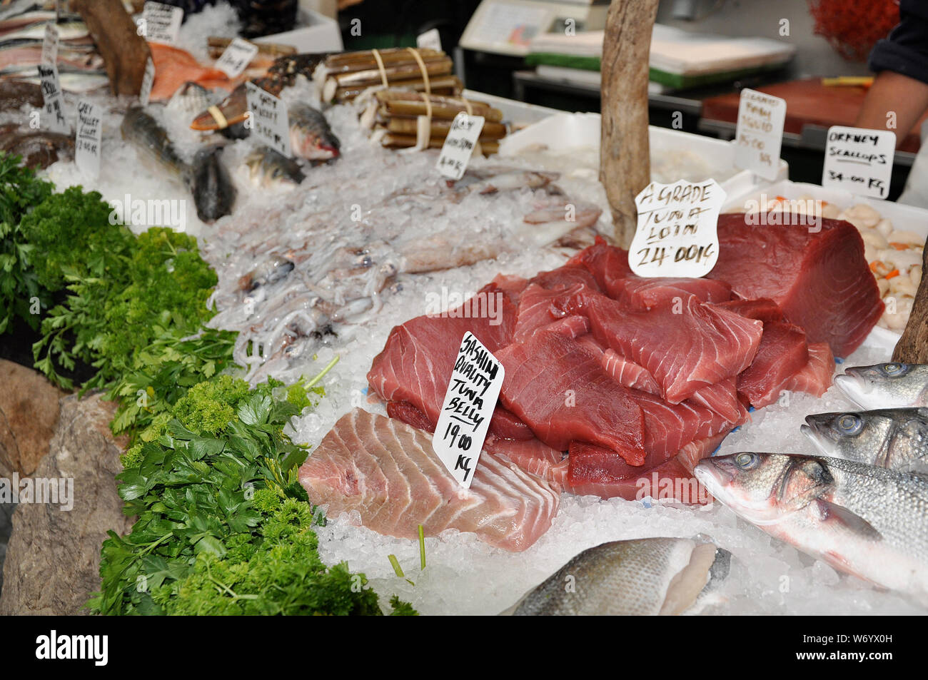 SEA QUEST: Le célèbre marché Borough du Royaume-Uni a une variété de poissons frais pour le choix. Banque D'Images