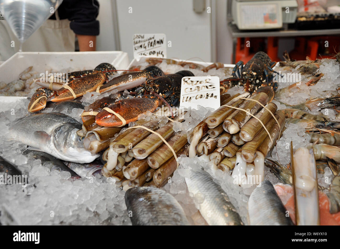 SEA QUEST: Le célèbre marché Borough du Royaume-Uni a une variété de poissons frais pour le choix. Banque D'Images