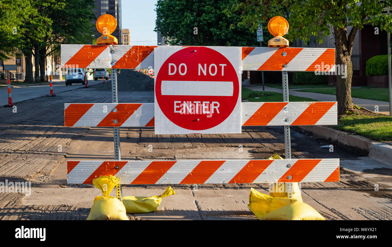 N'entrez pas, de travaux routiers. Road sign, texte n'entrent pas et barricade, contexte urbain. Jour de printemps Ensoleillé Banque D'Images