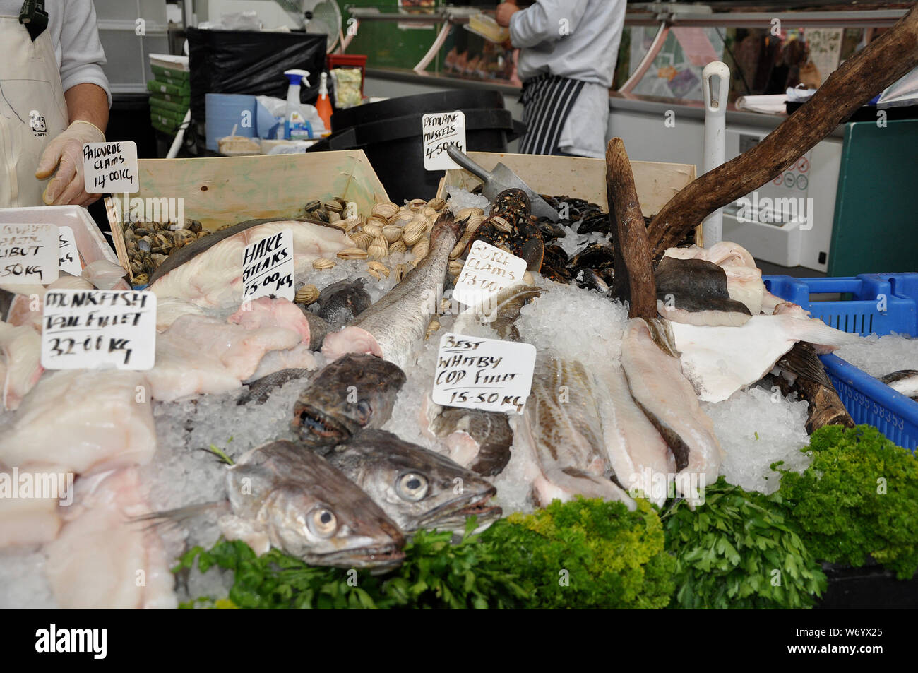 SEA QUEST: Le célèbre marché Borough du Royaume-Uni a une variété de poissons frais pour le choix. Banque D'Images