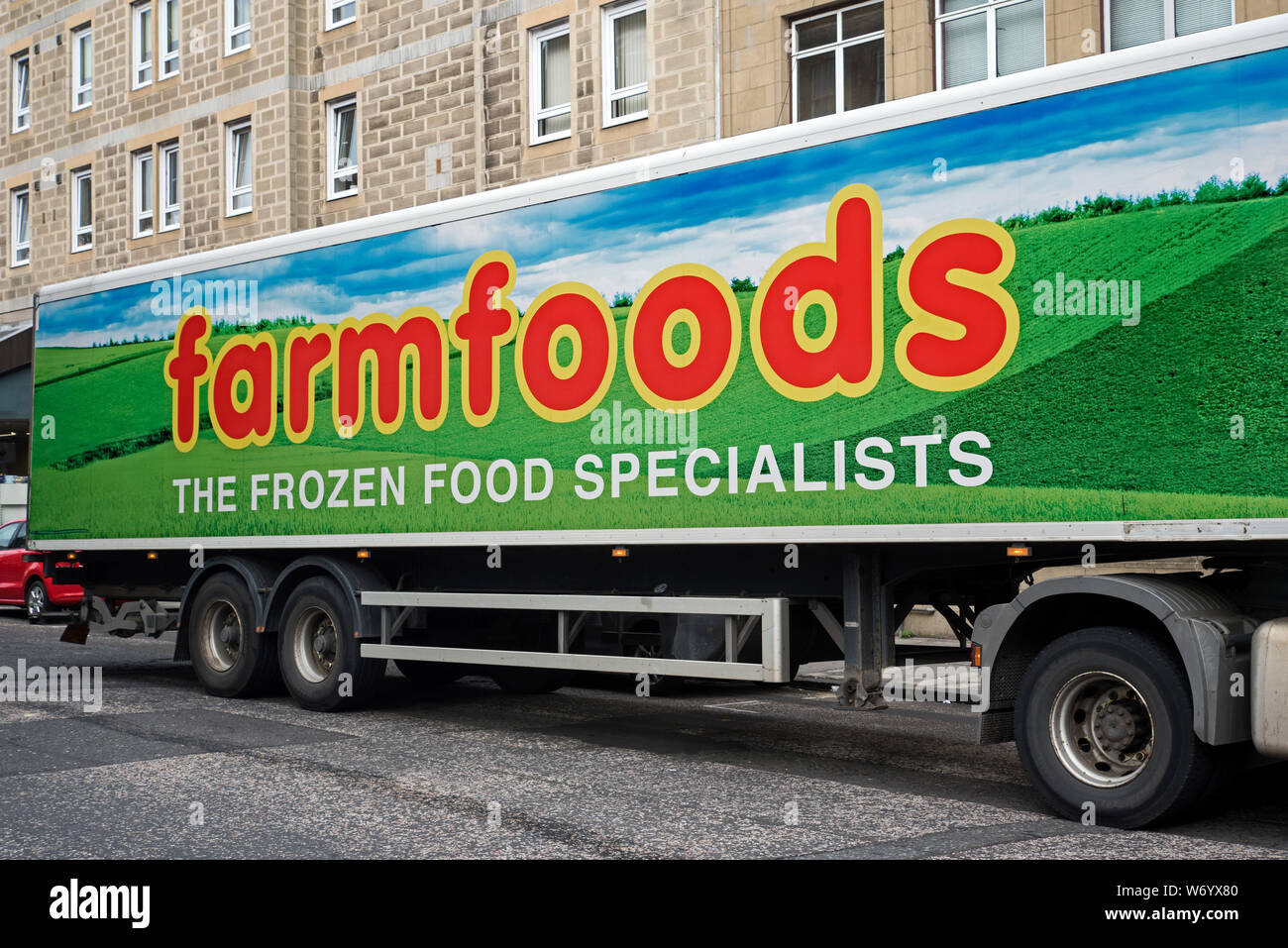 Camion de livraison de Farmfoods dans une boutique d'Édimbourg, Écosse, Royaume-Uni. Banque D'Images