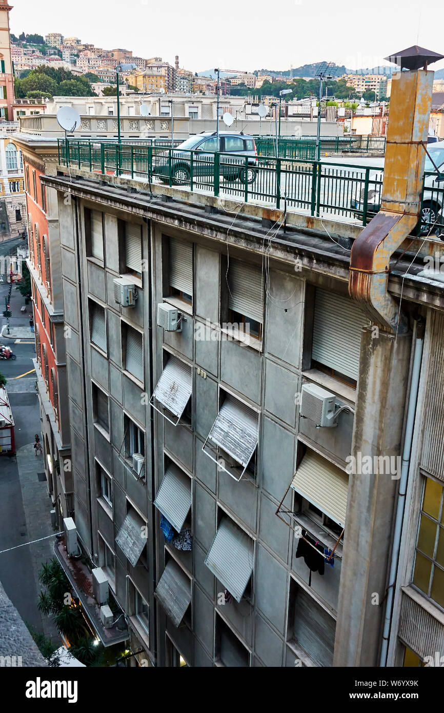 Funny rare parking sur le toit-terrasse de l'appartement chambre à Gênes, Italie Banque D'Images
