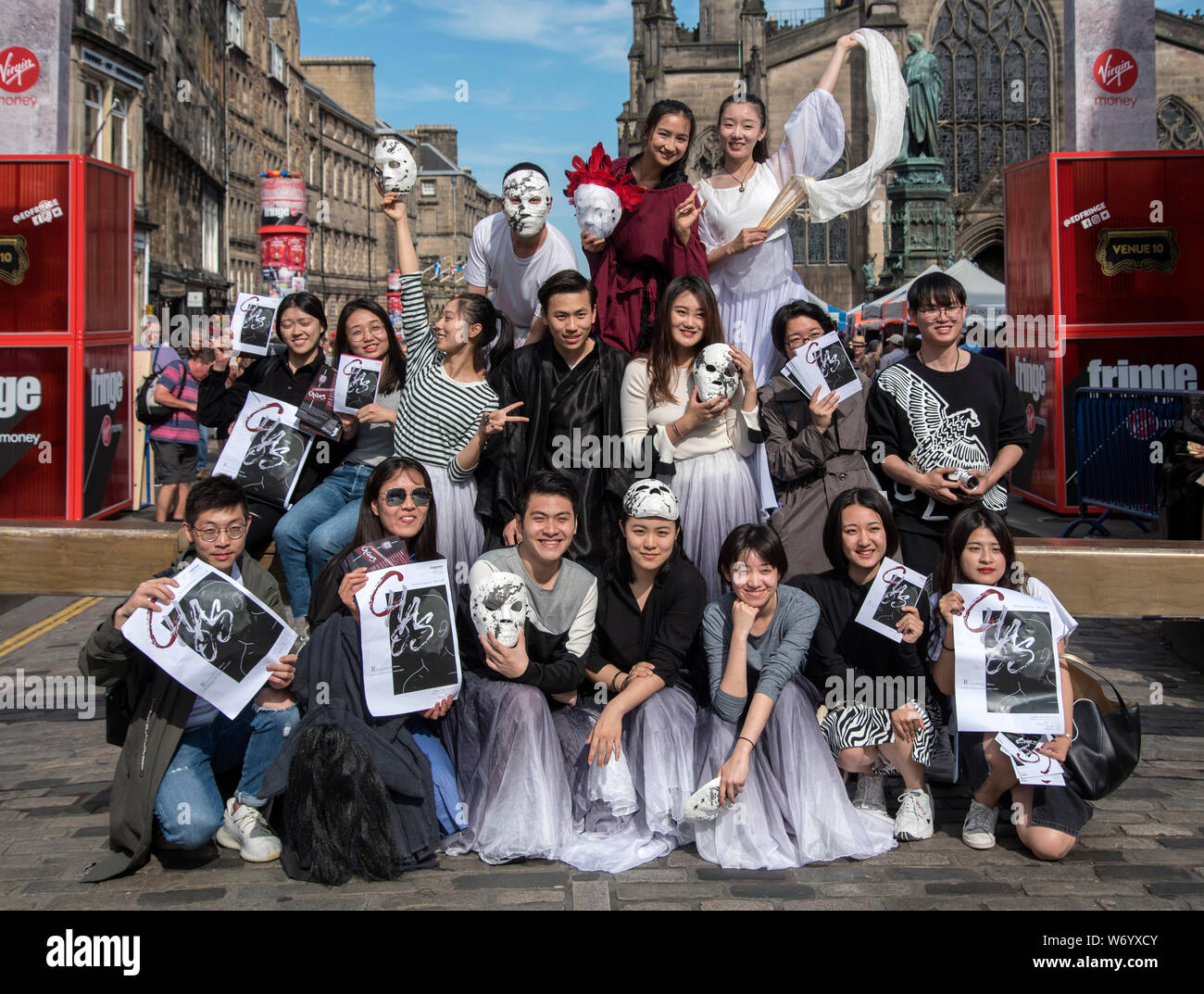 Artistes d'orfèvres de l'Université de Londres, l'Institut Confucius pour la danse et la performance la promotion de leur spectacle 'Chaos' sur la rue principale. Banque D'Images