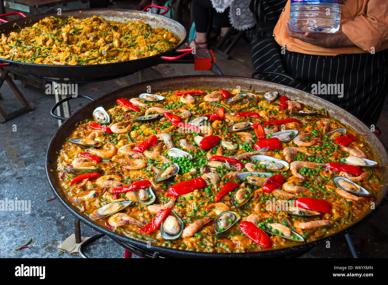 La paella est un plat traditionnel de la cuisine espagnole basée sur le  riz, le safran et les fruits de mer ou de viande Photo Stock - Alamy