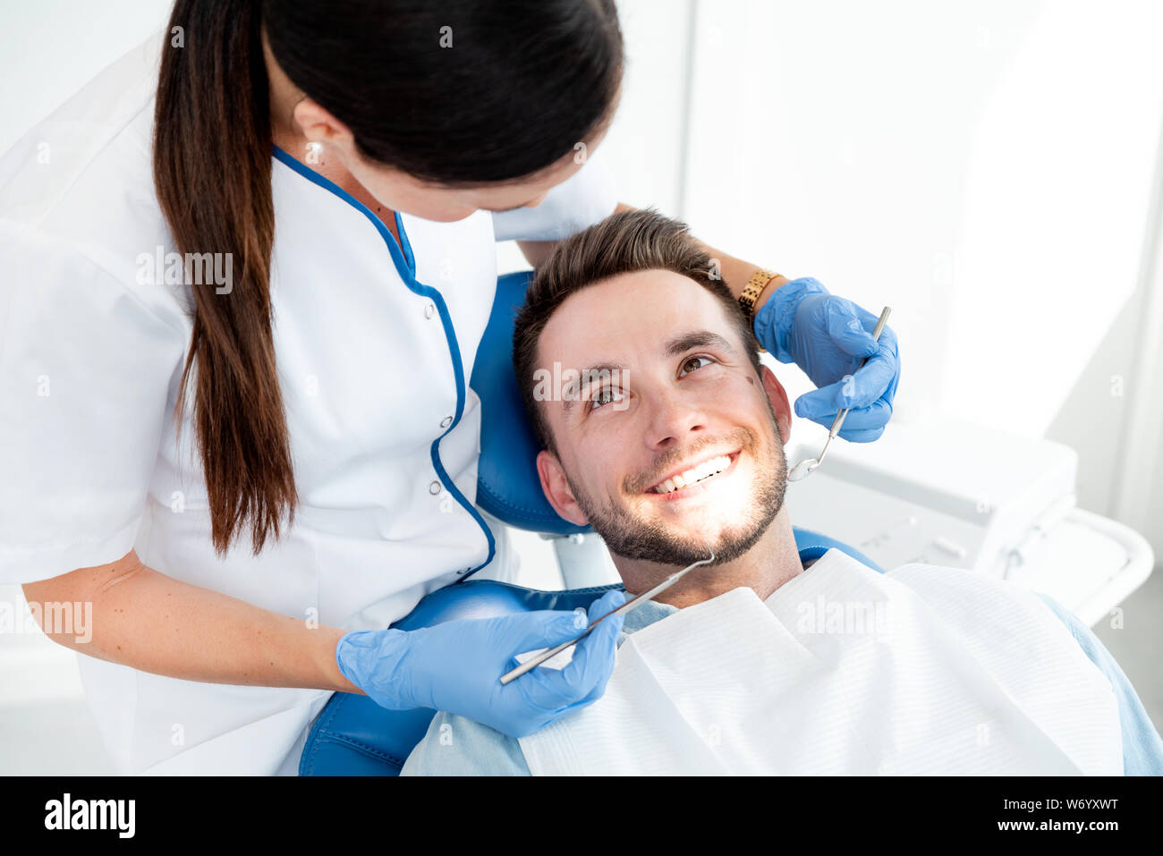 Ayant examiné les dents de l'homme à des dentistes. Aperçu de la prévention de la carie dentaire Banque D'Images