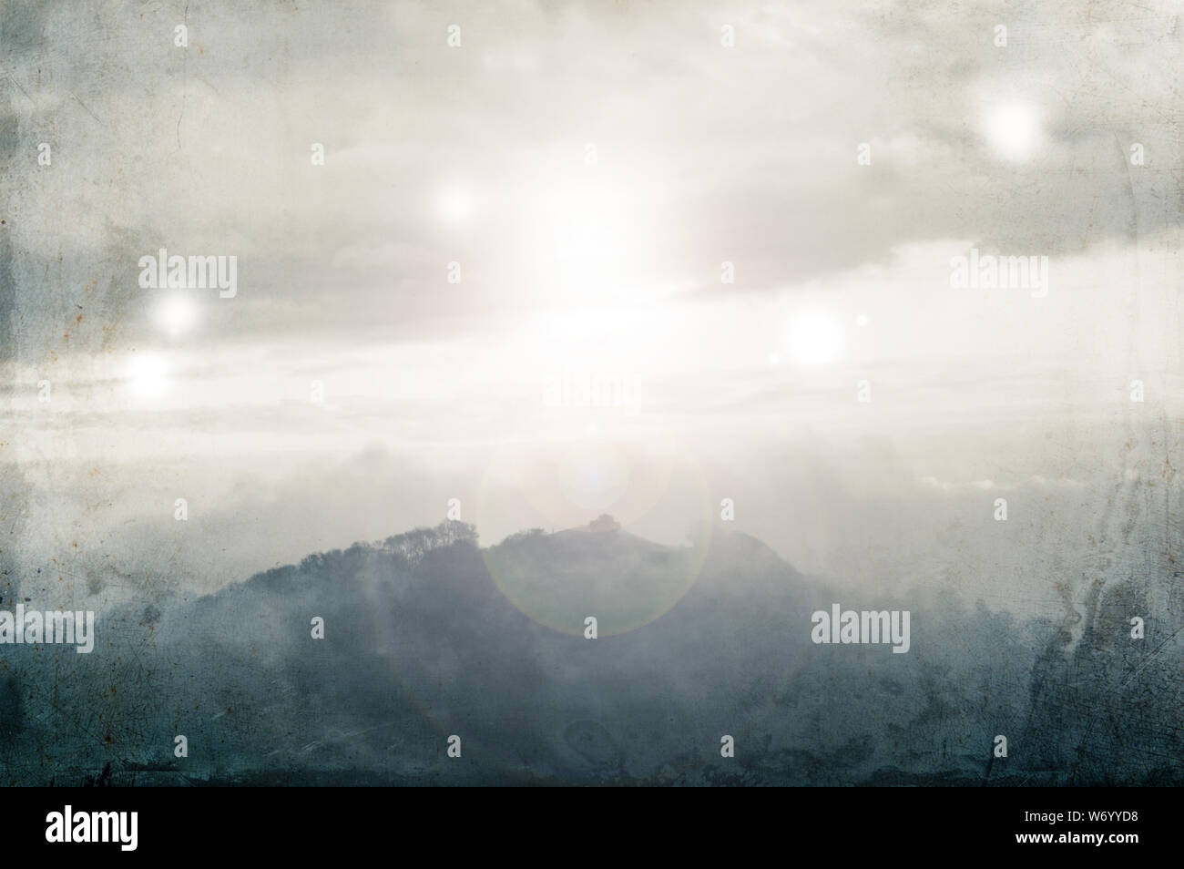 Un concept de science-fiction, surnaturel. D'une colline sur un hivers brumeux jour avec des lumières brillantes dans le ciel. Avec un grunge, vintage, granuleuse modifier. Banque D'Images
