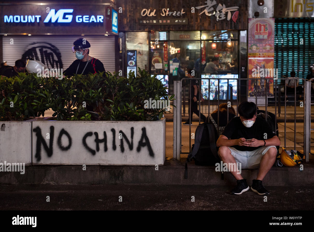 Un manifestant prend une pause à un nid qui se lit 'graffiti Pas de Chine'. vec les foules.Malgré les efforts du gouvernement de Hong Kong de calmer la situation en déclarant le projet de loi sur l'extradition est 'Dead' encore, des milliers de manifestants ont pris part à des manifestations anti-gouvernement dans différents domaines de Hong Kong. Plusieurs affrontements entre les manifestants et la police ont été rapportés et un grand nombre de manifestants ont été arrêtés par la police. Banque D'Images