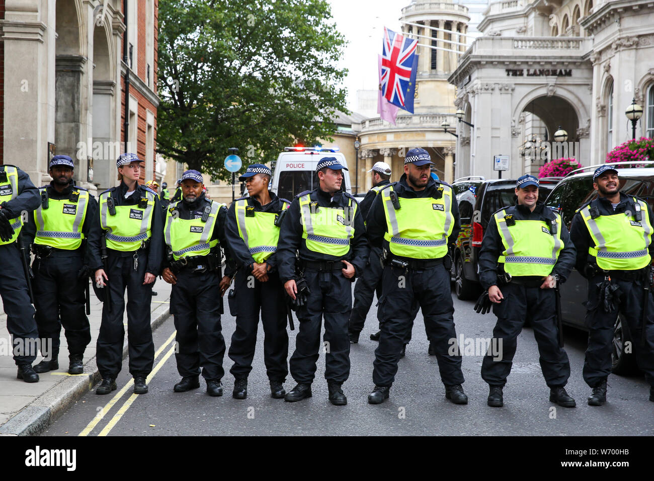 Les agents de police montent la garde pendant la manifestation.un rassemblement à l'appui de l'extrême droite britannique Stephen Yaxley-Lennon, également connu sous le nom de Tommy Robinson, au centre de Londres. Tommy Robinson a été emprisonné le 11 juillet 2019 à Old Bailey pour outrage au tribunal. Banque D'Images