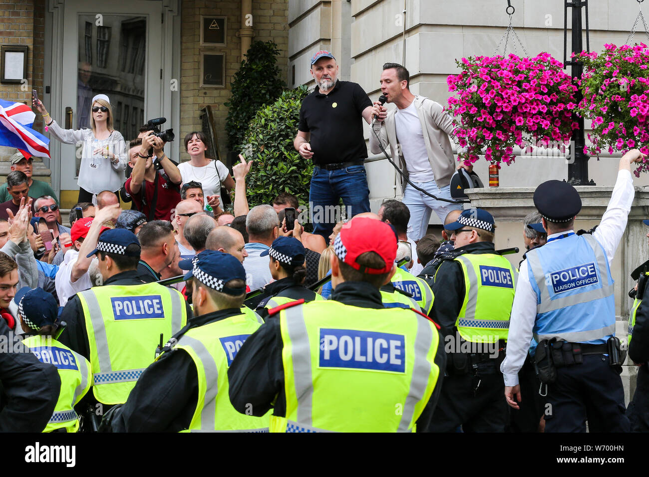 Danny Tommo parle pendant la manifestation.un rassemblement à l'appui de l'extrême droite britannique Stephen Yaxley-Lennon, également connu sous le nom de Tommy Robinson, au centre de Londres. Tommy Robinson a été emprisonné le 11 juillet 2019 à Old Bailey pour outrage au tribunal. Banque D'Images