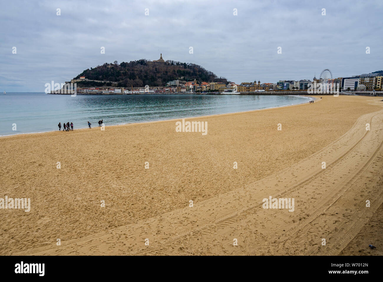 La célèbre plage de La Concha à San Sebastian dans nuageux jour d'hiver, Pays Basque, Espagne Banque D'Images
