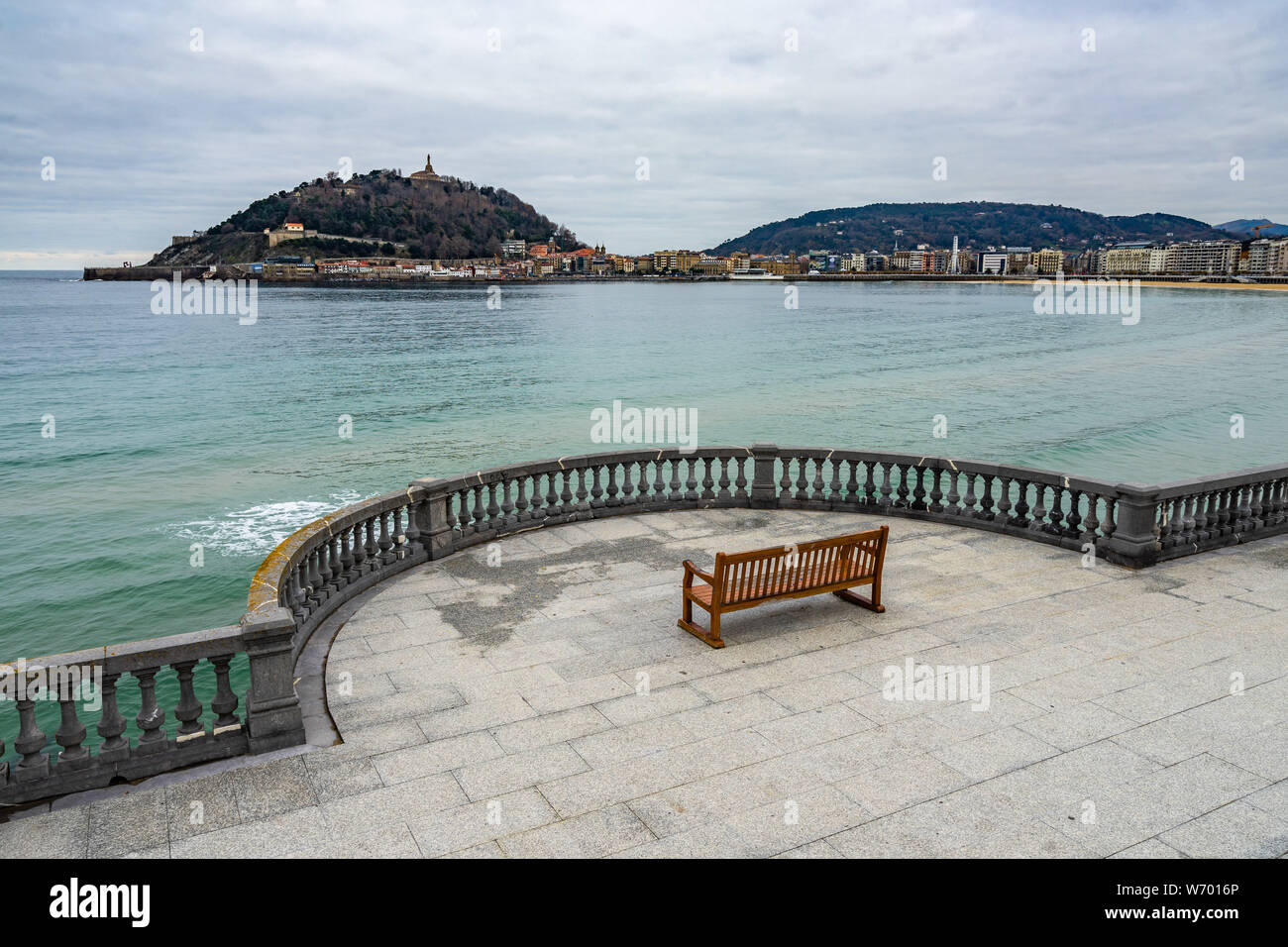 Une plage vide à San Sebastian pendant la saison d'hiver avec vue sur la baie de la Concha, Pays Basque, Espagne Banque D'Images