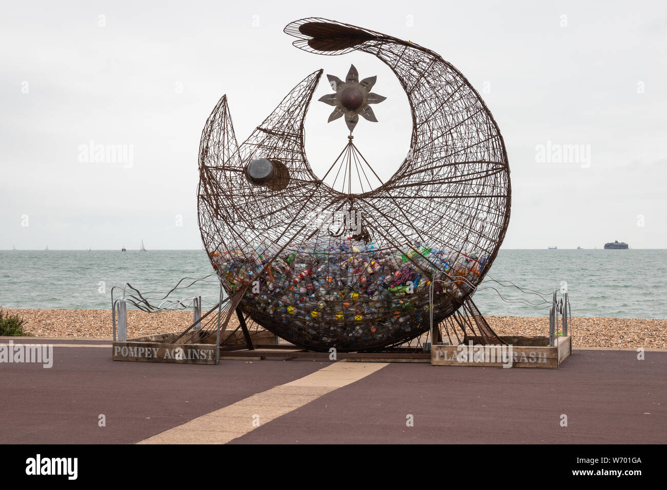 Une sculpture de poisson sur une plage remplie de bouteilles en plastique afin de favoriser le recyclage et d'arrêter les déchets plastiques, Southsea Hampshire, Royaume-Uni Banque D'Images