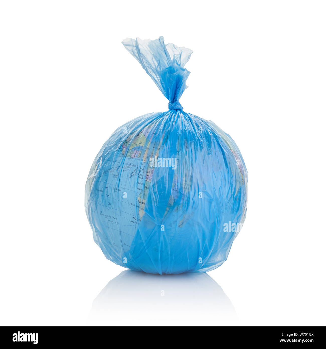 Globe de la planète Terre vêtu d'un sac en plastique d'ordures isolé sur blanc. Banque D'Images