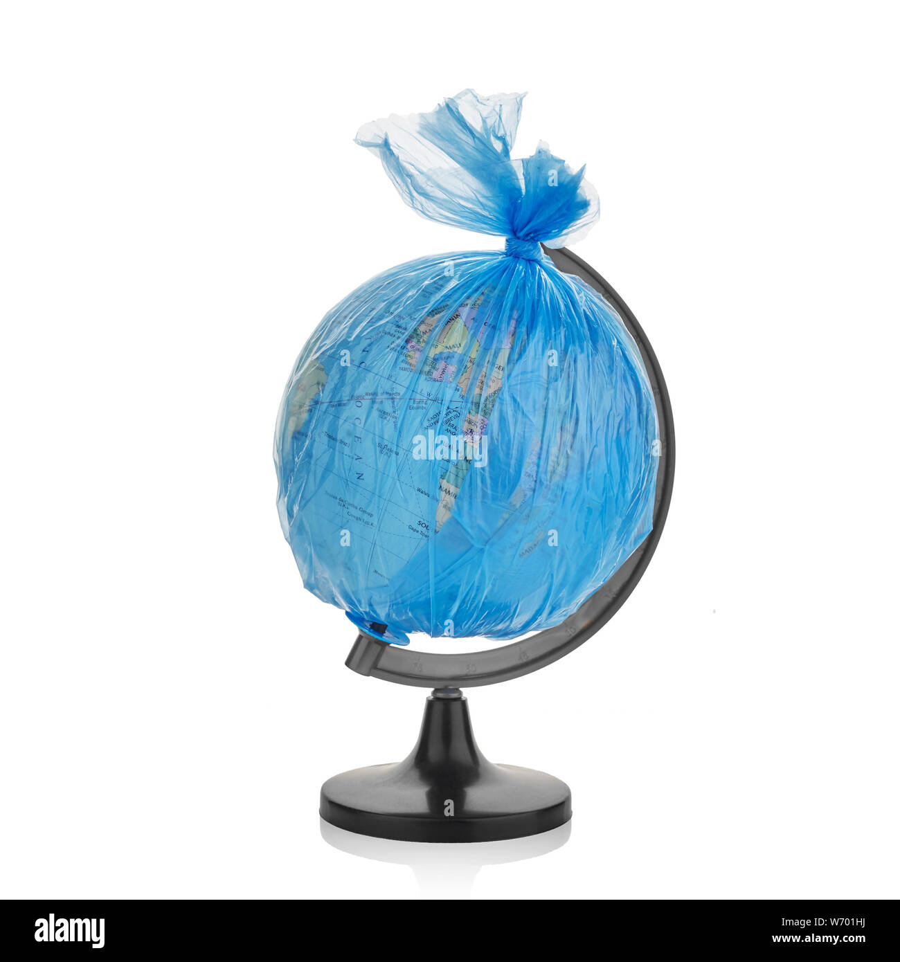 Globe de la planète Terre vêtu d'un sac en plastique d'ordures isolé sur blanc. Banque D'Images