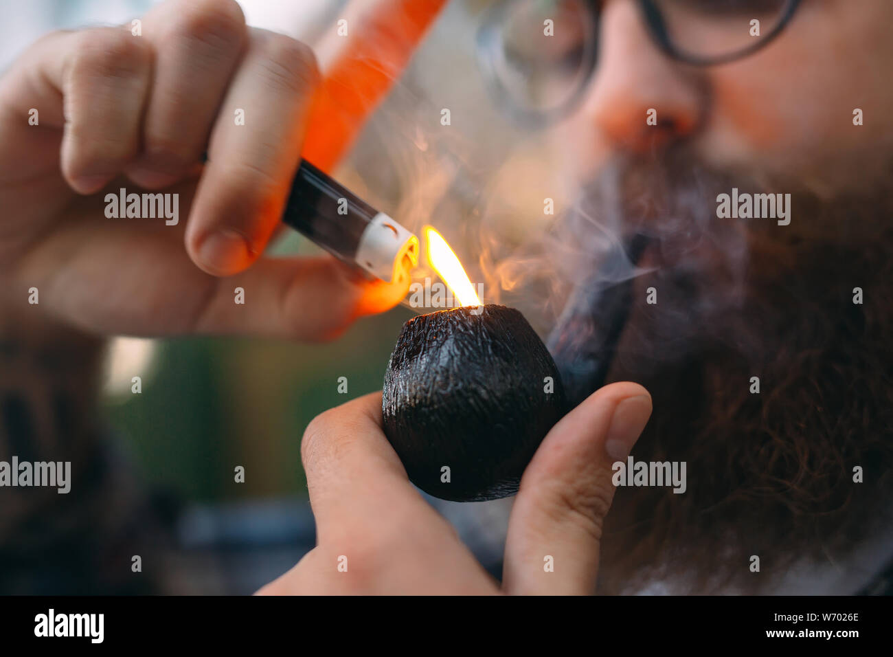 Portrait de l'homme assis et fumer pipe. Banque D'Images