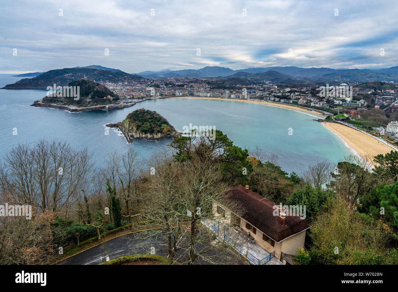 Superbe vue panoramique de San Sebastian et de la baie de La Concha dans une journée nuageuse de Monte Igueldo, Pays Basque, Espagne Banque D'Images