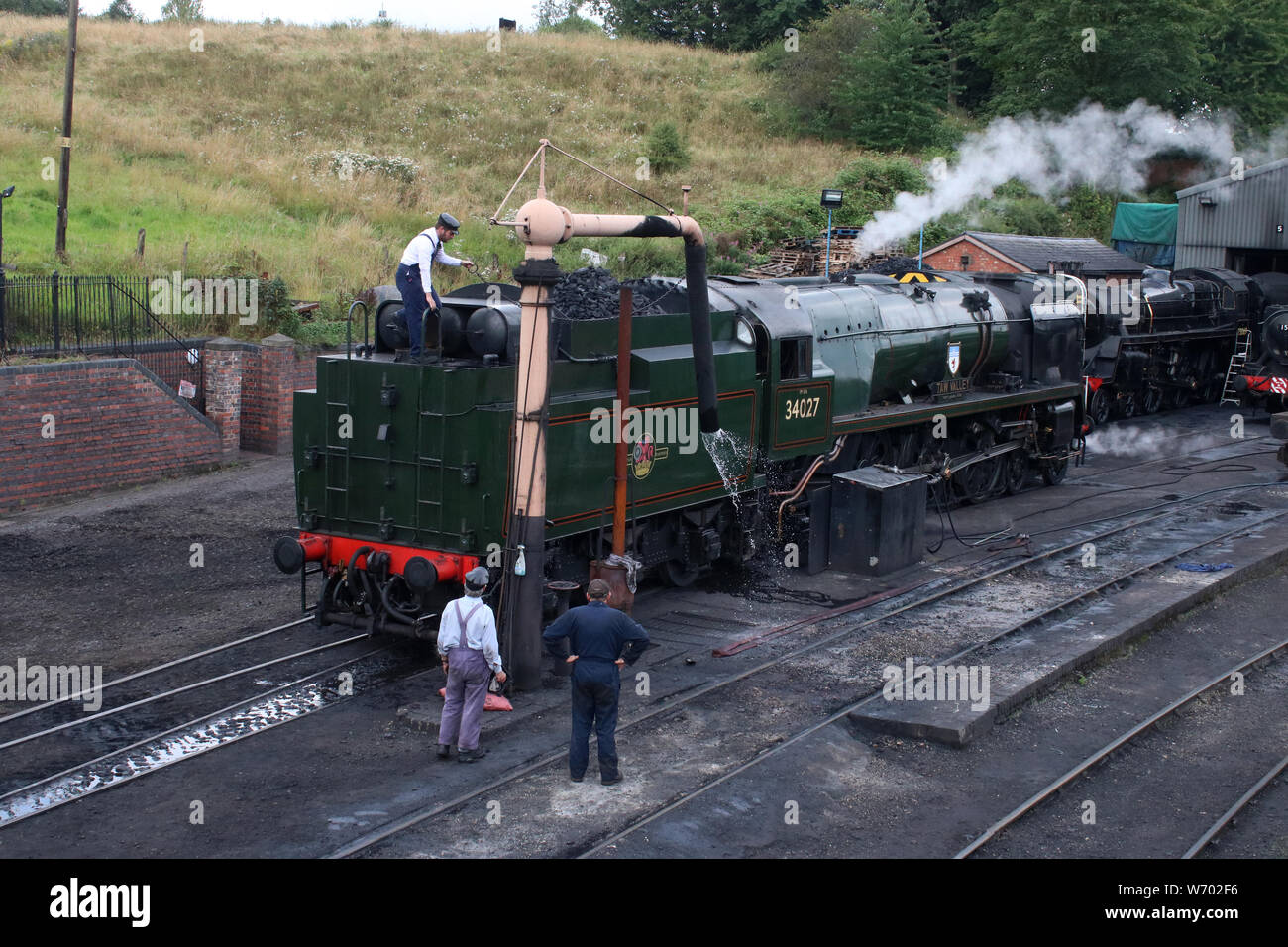 Catégorie de personnes de pays de l'Ouest préservés locomotive vapeur 34027 Taw Valley à Bridgnorth versé sur la Severn Valley Railway pour le charbon et l'eau le 1 août 2019. Banque D'Images