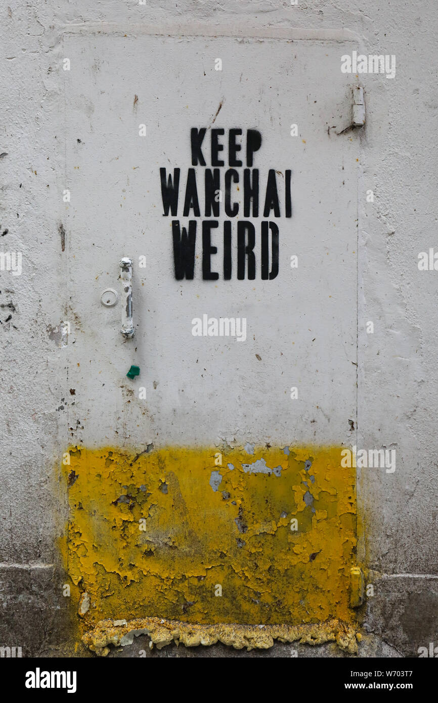 Garder Wanchai - étrange message pochoir sur une porte métallique à Wan Chai, Hong Kong Banque D'Images