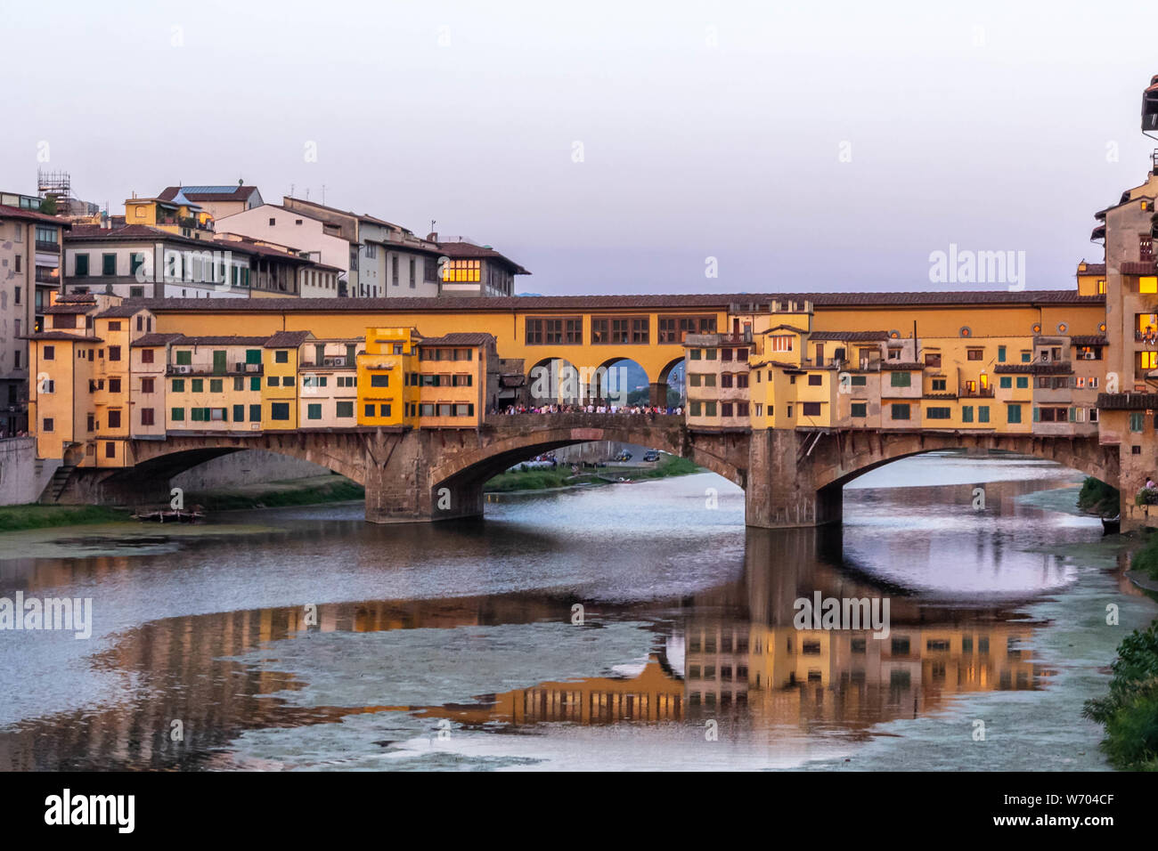 Florence cityscape, célèbre pont Ponte Vecchio sur l'Arno au coucher du soleil à Florence, Italie. Banque D'Images