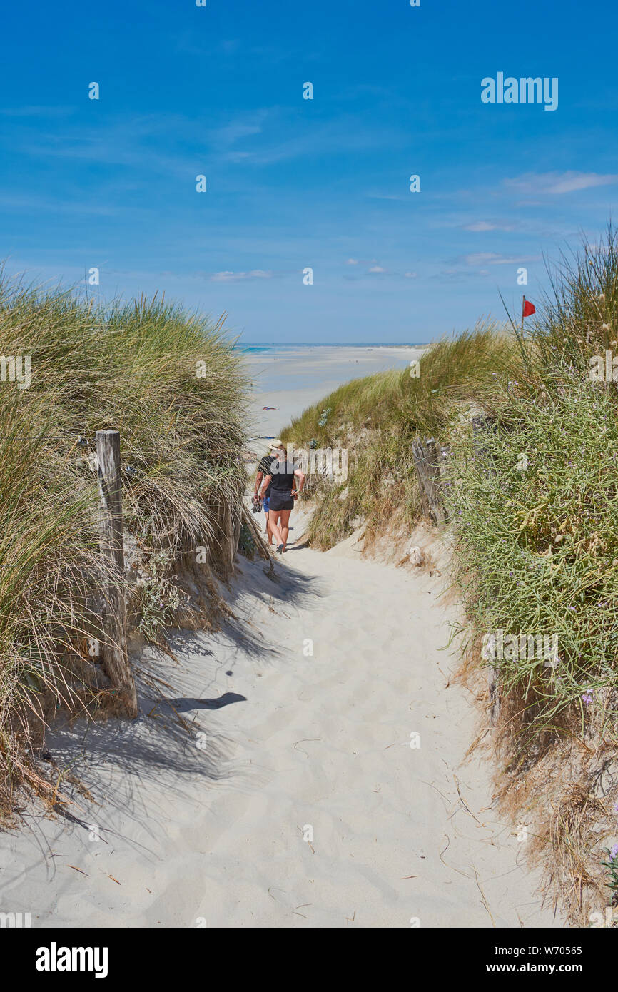 Père et fille sont à pied à travers les dunes au surfer beach : la Torche Banque D'Images