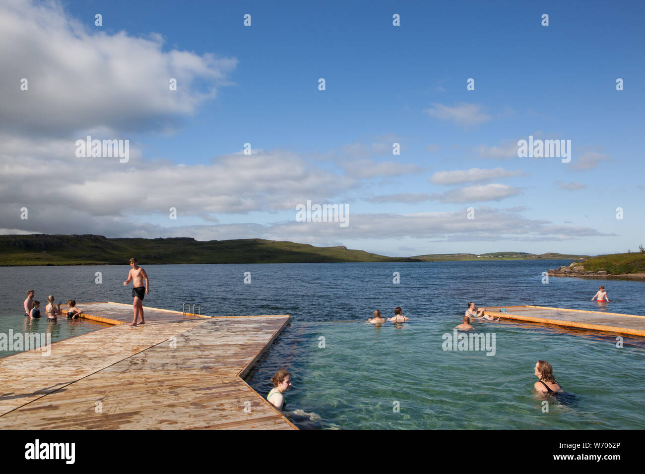 Vök Baths, un nouveau développement de l'énergie géothermique en Islande, des bains a ouvert 27 juillet 2019 sur les rives du lac de Urriðavatn, près de la ville d'Egilsstaðir à l'Est de l'Islande. Cette région n'a pas d'autre thermes géothermique pour la création d'Vök sur le site des bains de sources chaudes naturelles dans le lac sera une nouvelle attraction touristique pour la région. Les piscines et les allées en bois flottent dans le lac et avoir de l'eau de 38 à 41 Celsius. Le bâtiment abritant les vestiaires, douches et un café a un traditionnel et respectueux de l'toit de gazon. L'architecture est par les architectes de basalte de Reykjavík. L Banque D'Images