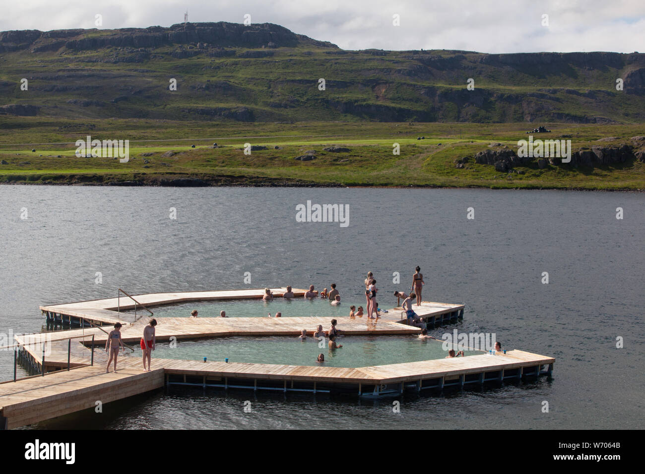 Vök Baths, un nouveau développement de l'énergie géothermique en Islande, des bains a ouvert 27 juillet 2019 sur les rives du lac de Urriðavatn, près de la ville d'Egilsstaðir à l'Est de l'Islande. Cette région n'a pas d'autre thermes géothermique pour la création d'Vök sur le site des bains de sources chaudes naturelles dans le lac sera une nouvelle attraction touristique pour la région. Les piscines et les allées en bois flottent dans le lac et avoir de l'eau de 38 à 41 Celsius. Le bâtiment abritant les vestiaires, douches et un café a un traditionnel et respectueux de l'toit de gazon. L'architecture est par les architectes de basalte de Reykjavík. L Banque D'Images
