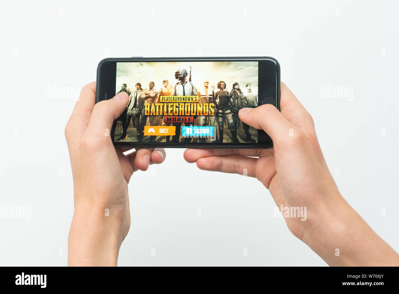 Samara, Russie -07, 29, 2019 : Un jeune mec joue un jeu PUBG sur Iphone 8 Plus. Teenage boy holding un téléphone dans ses mains avec un jeu PlayerUnknown's Bat Banque D'Images