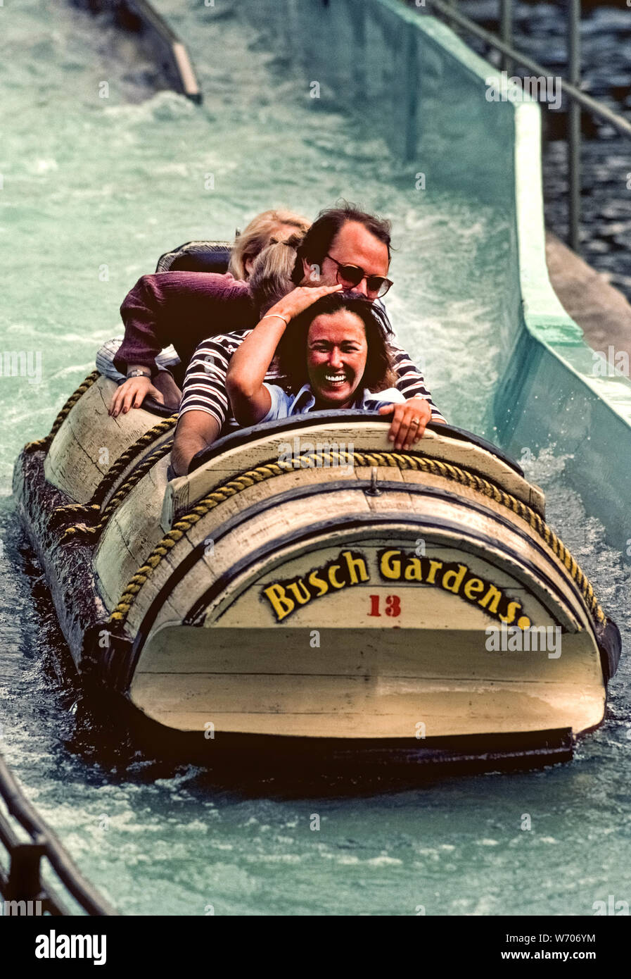 La Stanley Falls log flume ride de l'eau a longtemps été un favori de la famille à Busch Gardens, un parc aquatique et des animaux populaires à Tampa, Floride, USA. C'est old-time classic ride est une agréable alternative à la mort-défiante des promenades en montagnes russes pour lesquels le parc est maintenant connu. D'abord lancé en 1973, les quatre bateaux personne Suivez les méandres du canal à travers une jungle luxuriante avant de plonger vers un 40 pieds (12 mètres) splashdown qui souvent amortit les passagers mais pas leurs esprits. Banque D'Images
