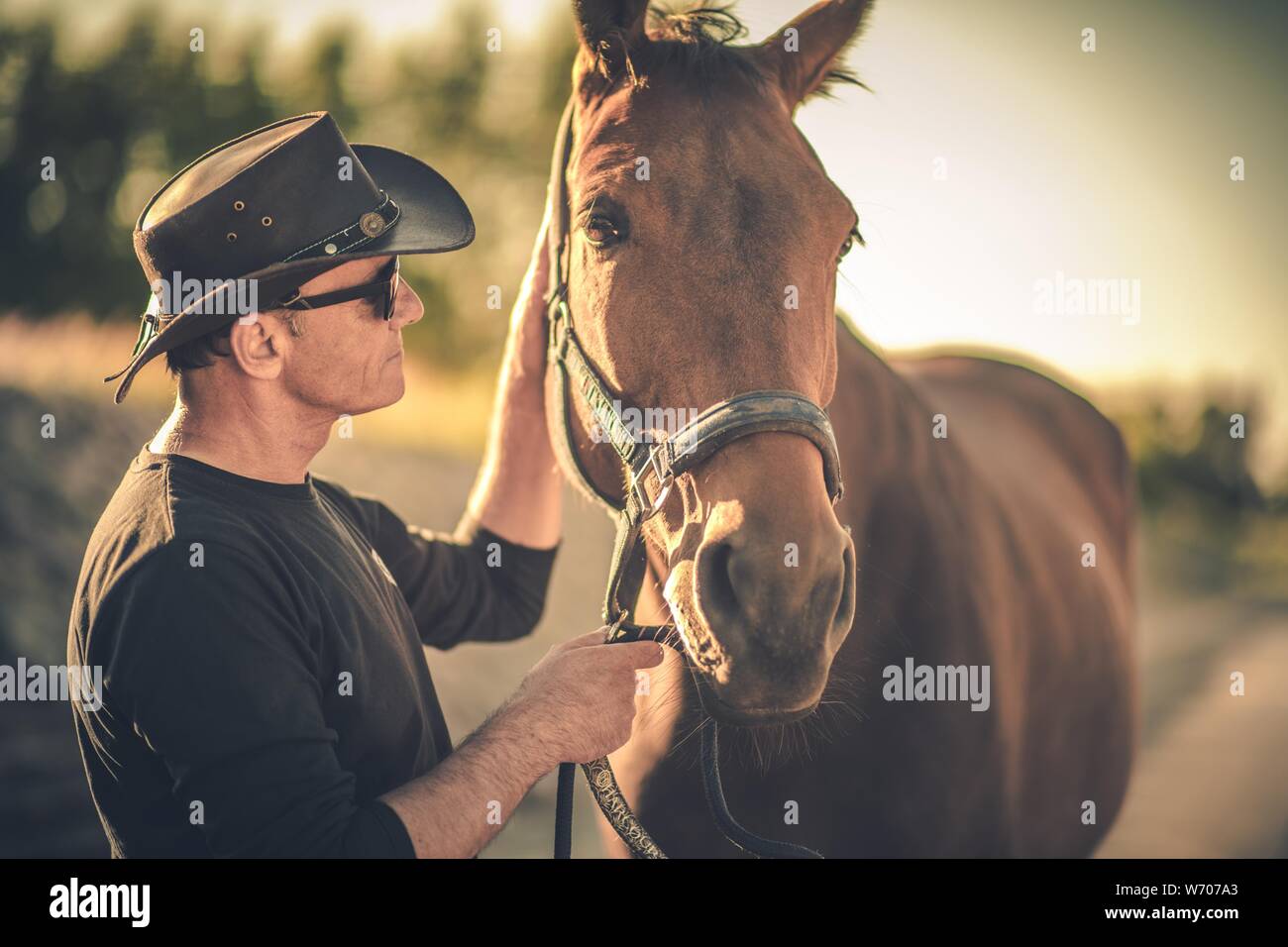 Portrait de vêtements traditionnels Cowboy Hat et de son cheval. Banque D'Images