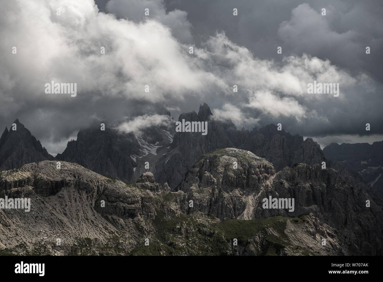 Cadini Di Misurina pics de montagne couverte par les nuages orageux. La province de Belluno, Italie. Dolomites italiennes. Banque D'Images