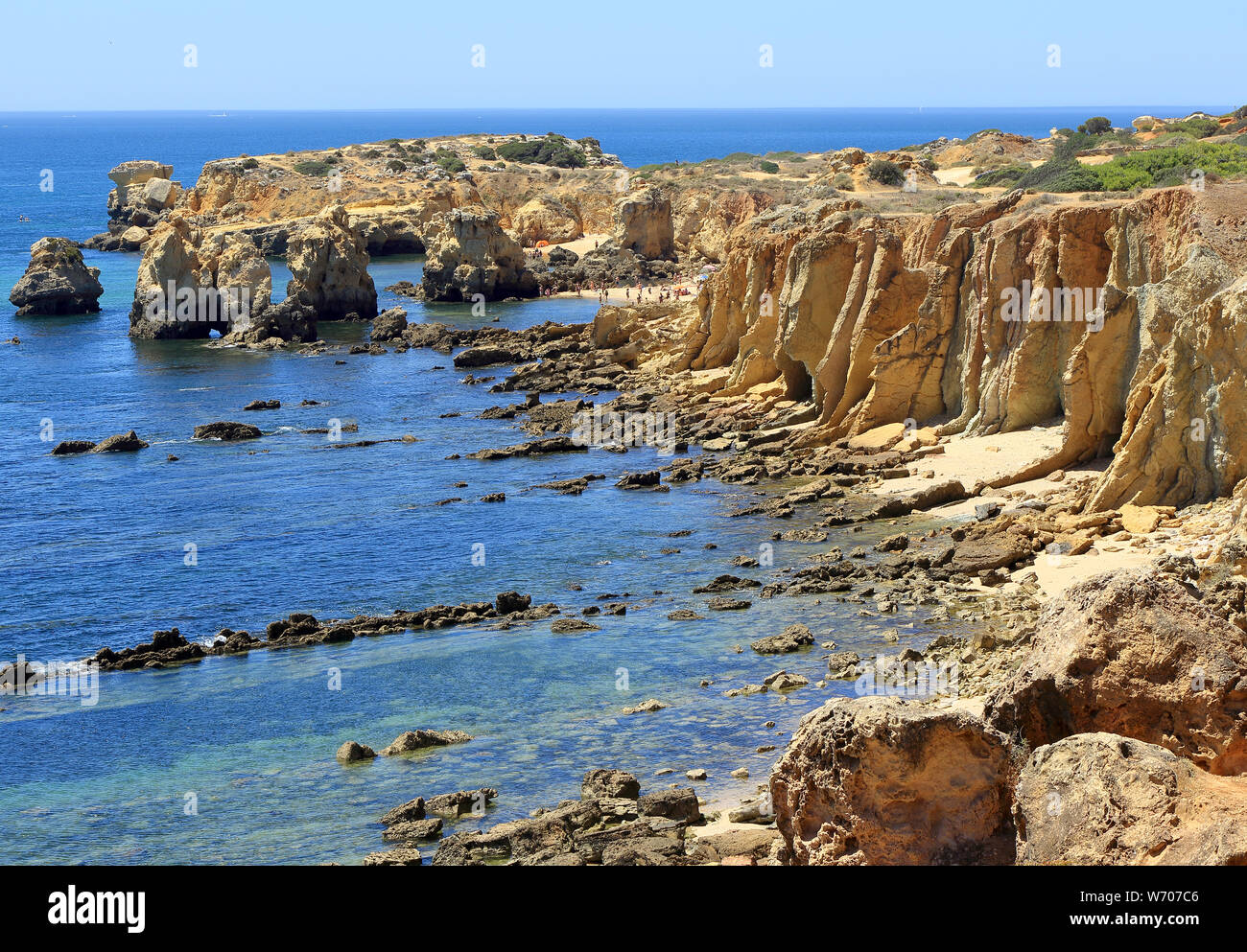 Falaises rocheuses surplombant Praia de près de Albufeira Arrifes Banque D'Images