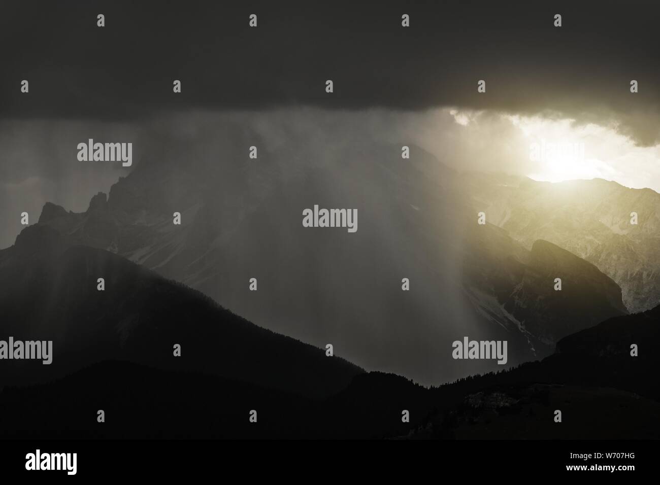 Météo Montagnes orageuses. De fortes pluies et des orages sur Paysage de montagne. Alpine d'été dangereuses tempête. Banque D'Images