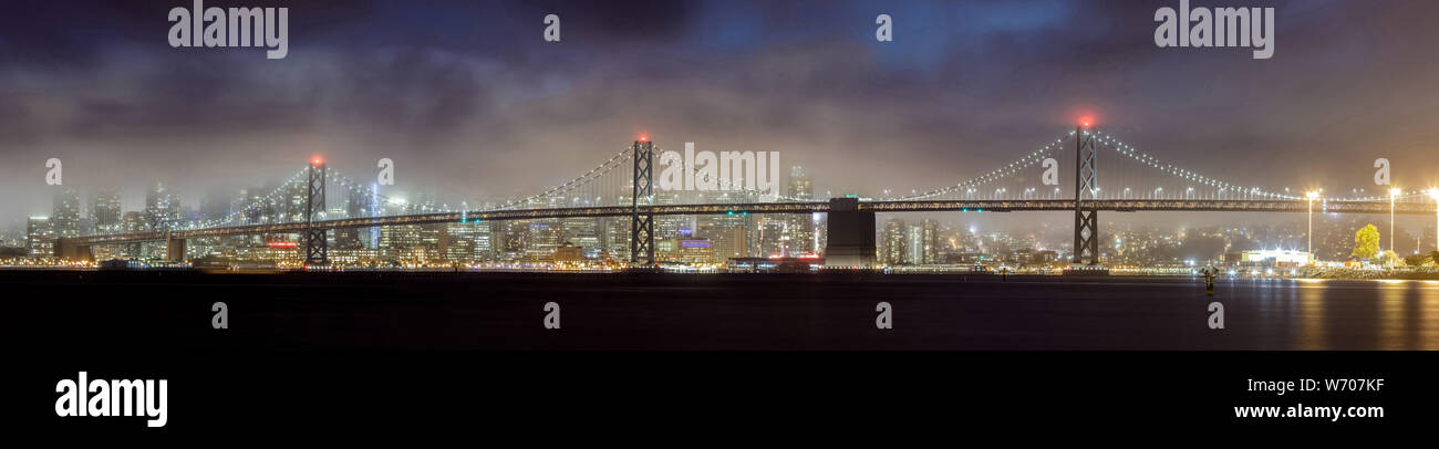 Ciel brumeux sur front de mer de San Francisco. Banque D'Images