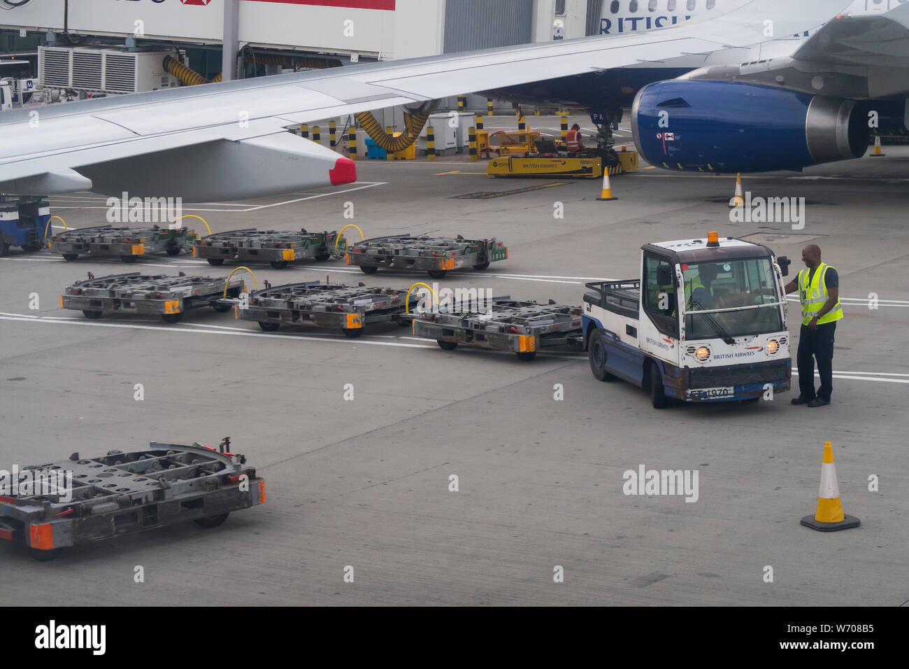 Train à bagages de l'aéroport Banque de photographies et d'images à haute  résolution - Page 4 - Alamy