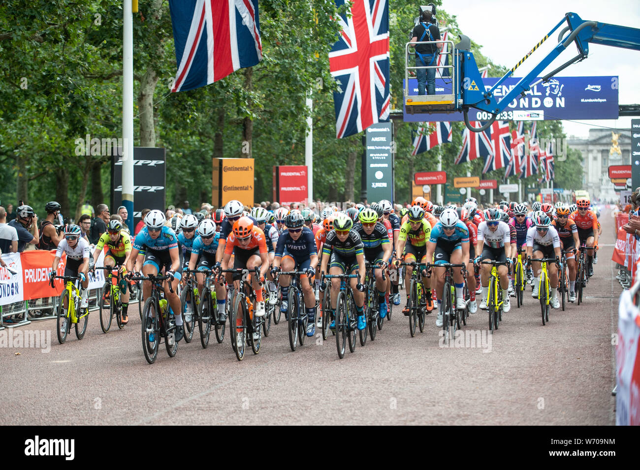 Londres, Royaume-Uni. 3 août 2019. Des femmes motocyclistes participent à la Prudential RideLondon Classique avec départ et arrivée sur le Mall. 16 des meilleurs équipes professionnelles race 20 tours d'un circuit de 3.4km autour de St James's Park et Constitution Hill sur une distance de 68km. Classé comme l'un des meilleurs événements UCI WorldTour de femmes, prix en argent est la plus importante jamais pour une course d'une journée de la femme, égale à celle de la race des hommes un jour le jour suivant, la Prudential RideLondon-Surrey Classic. Credit : Quan Van / Alamy Live News Banque D'Images