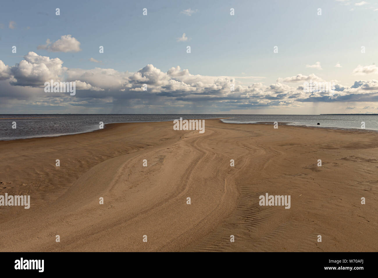 Le front de mer en été sur Santonen Beach sur l'île de Hailuoto et au cours de l'eau peu profonde sont la barre de sable, Ostrobotnie du Nord, en Finlande Banque D'Images