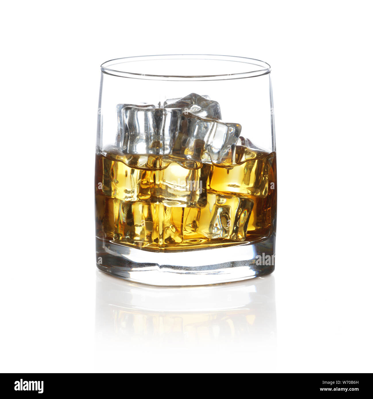 Un gobelet de Scotch avec ice rocks isolated on white Banque D'Images