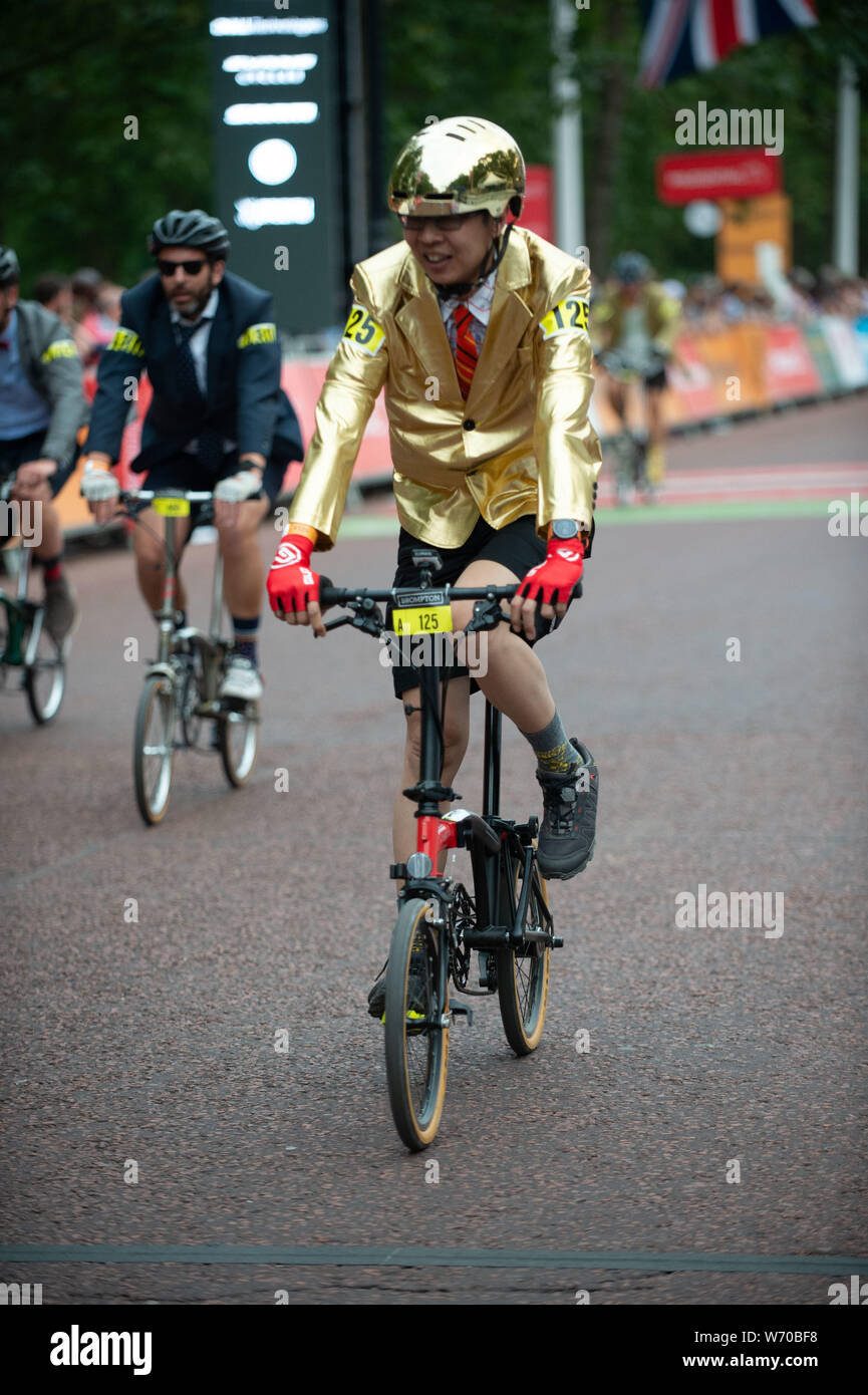 Londres, Royaume-Uni. 3 août 2019. Les gens prennent part au 14e Championnat du Monde de Brompton, partie finale de Prudential RideLondon, équitation, un circuit de 1,3 km autour de St James's Park. Credit : Quan Van/ Alamy Live News Banque D'Images